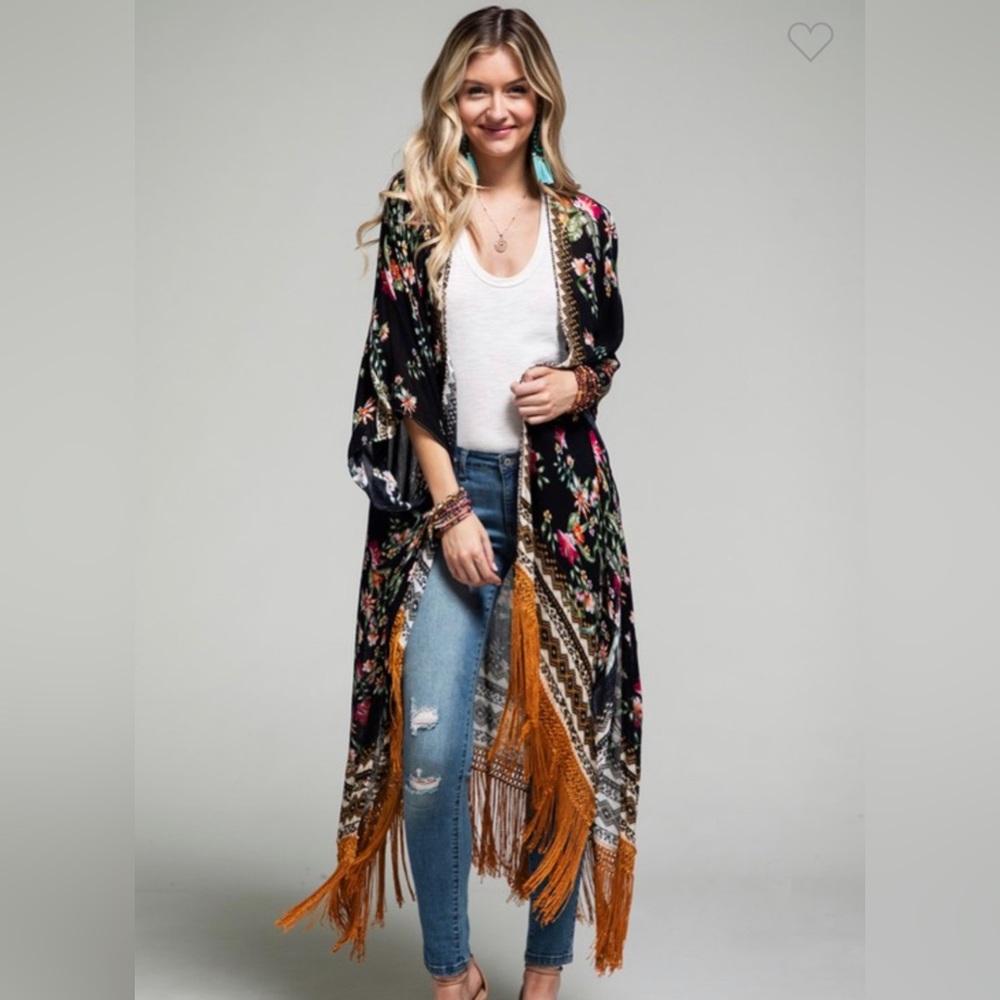Stunning floral print Kimono with fine tassel and side split. - Picture 3 of 5